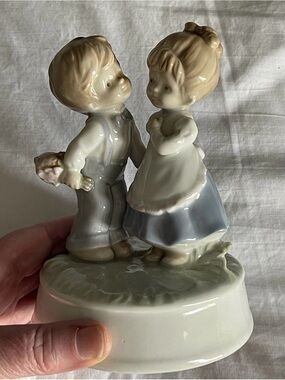 GIBSON GREETING CARDS MOVING BOY & GIRL PORCELAIN MUSIC BOX-OTAGIRI ORIG. JAPAN